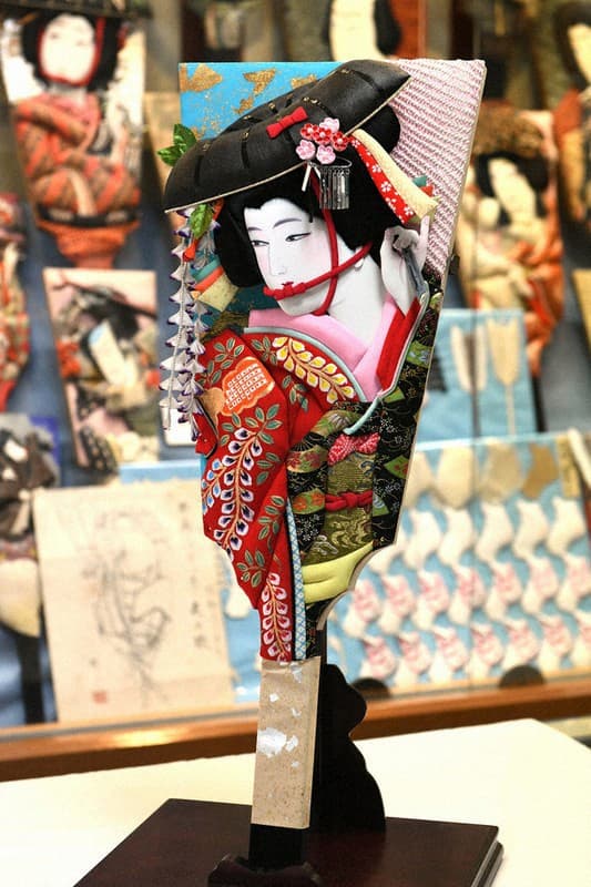 A decorative paddle portraying female kabuki character Fuji Musume, or Wisteria Maiden. (c) Mainichi/Emi Naito