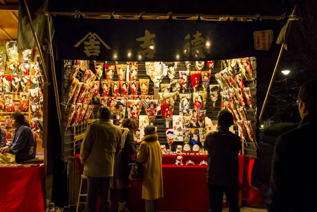 Hagoita Market at night via asakusa-toshinoichi.com